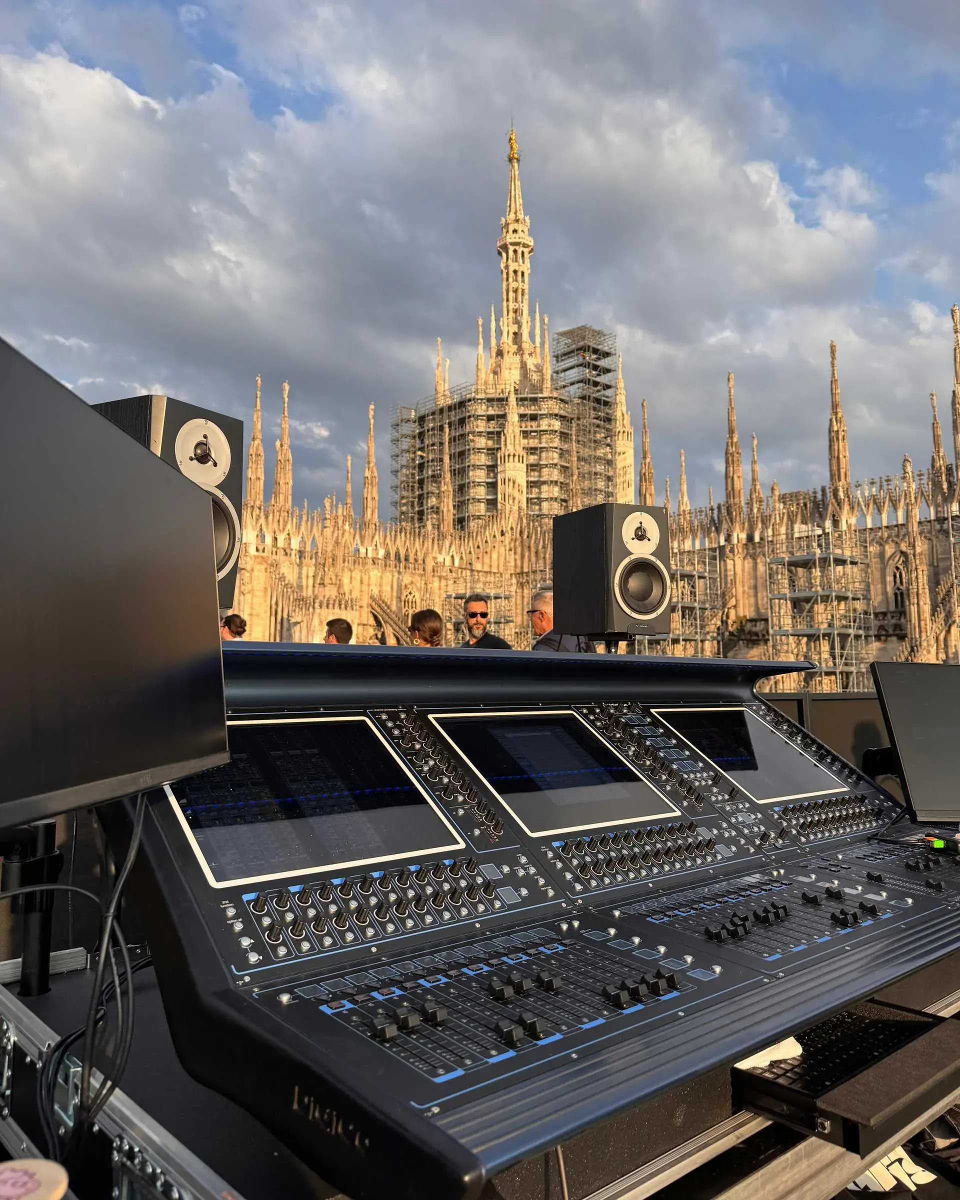 Mixer DiGiCo Quantum 338 durante il lancio del nuovo album di Lazza, su una terrazza con vista sul Duomo di Milano